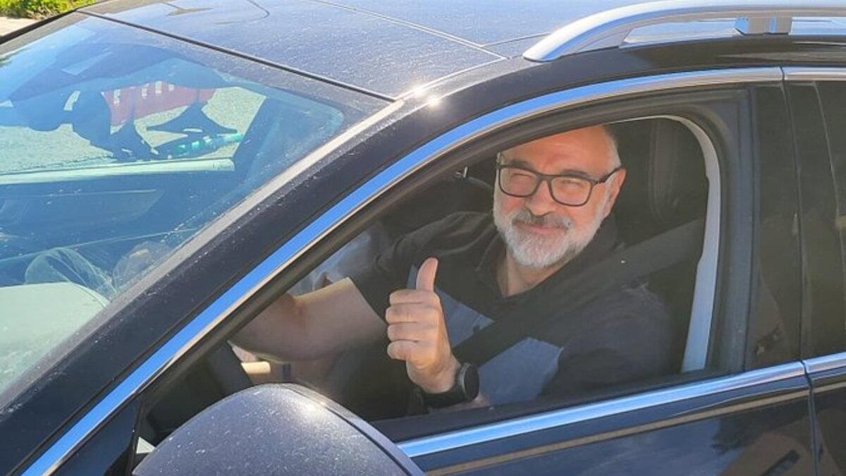 Pablo Laso, en su vehículo tras abandonar el hospital.