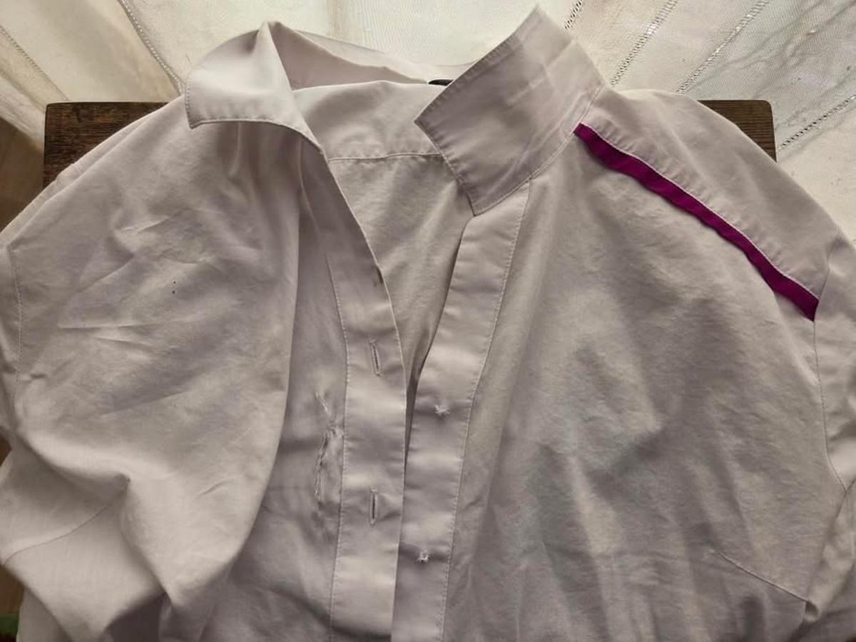 La mujer que le agredió le rasgó la camisa.