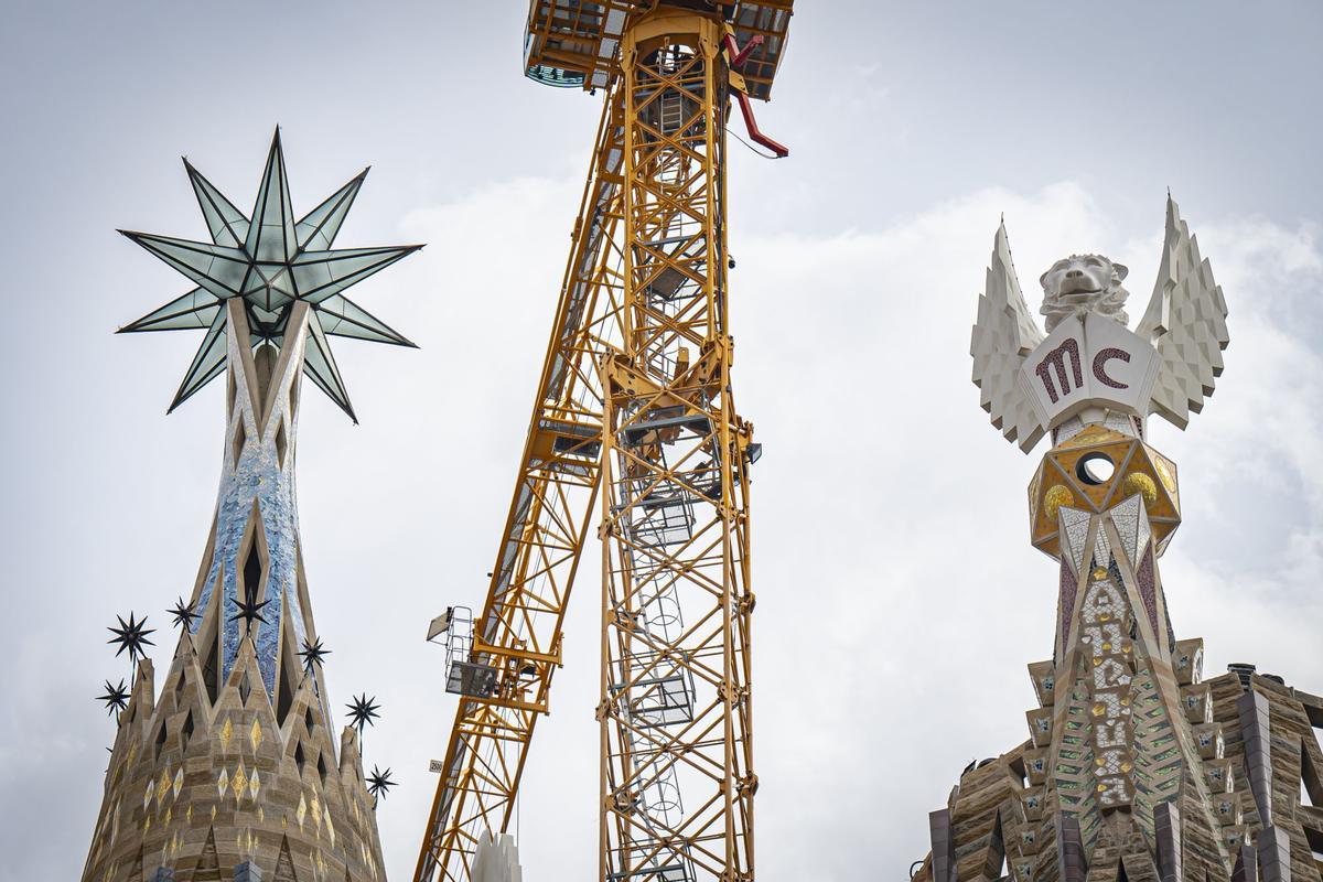 Dos colosales figuras de mármol griego de Thasos, el más blanco del mundo, aguardan a los pies del templo de la Sagrada Família para ser alzadas en octubre a la cima de las torres dedicadas a los evangelistas Juan y Mateo, la primera, como marca la tradición cristiana, un águila, y la segunda, con un esculpido que a veces confunde incluso a los más creyentes, con el aspecto de un hombre alado, sin que eso sea exactamente un ángel.