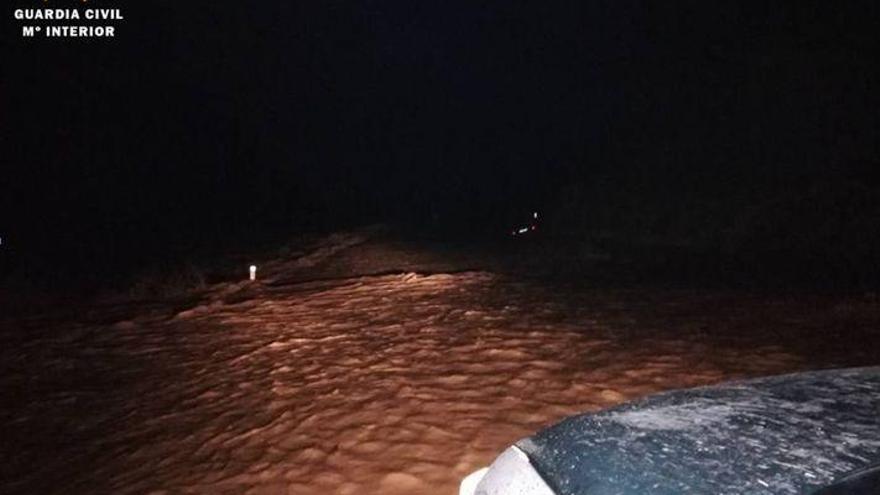 Rescatadas dos personas atrapadas en un coche por una tormenta en Gelsa