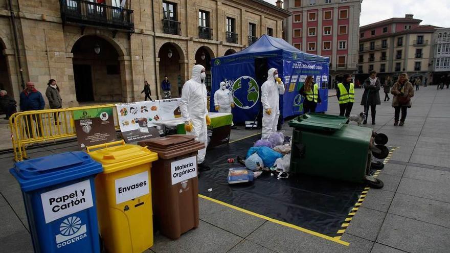 Momento del taller de reciclaje en directo, ayer, en el Parche.