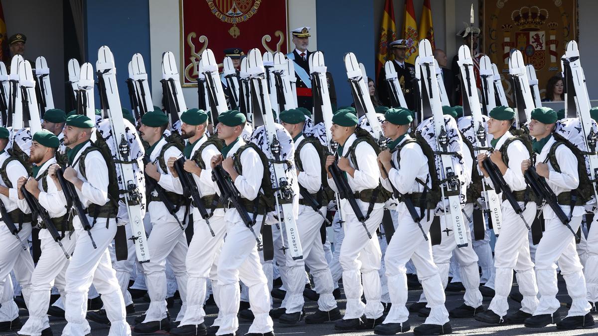 El rey Felipe y la princesa Leonor durante el desfile de las Fuerzas Armadas con motivo de la Fiesta Nacional