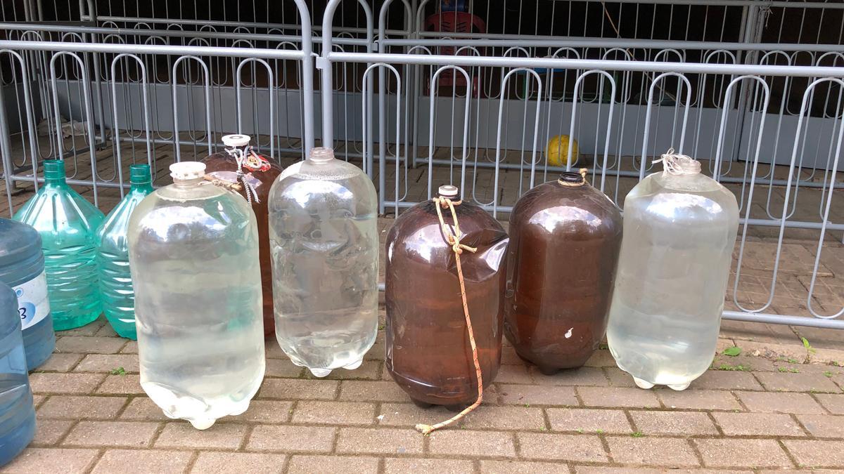 Garrafas y botellas de agua en una calle