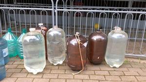 Garrafas y botellas de agua en una calle.