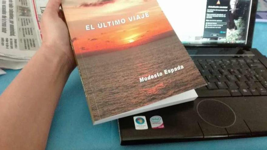 Un lector sostiene el libro de Modesto Espada, &quot;El último viaje&quot;.