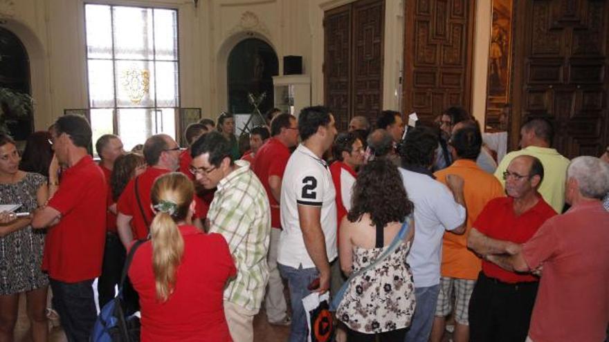 Trabajadores laborales del Ayuntamiento y conductores de autobús, minutos antes de la celebración del pleno.