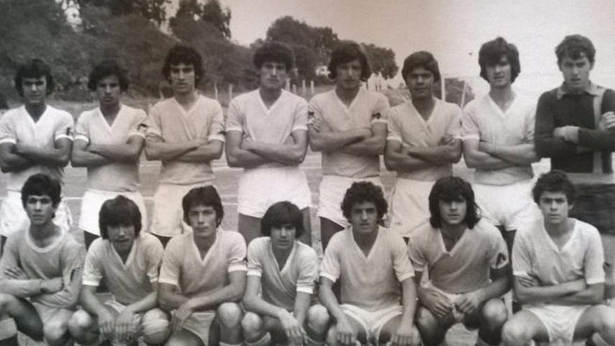 Moisés Navarro Santana -marcado con redondel- con sus compañeros en el equipo juvenil de la UD Teror.