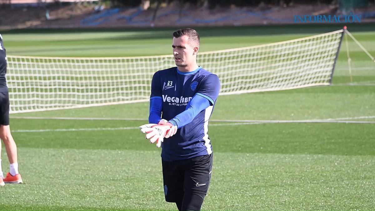 Iñaki Peña, junto al resto de compañeros, durante el entrenamiento previo al Elche-Barça.