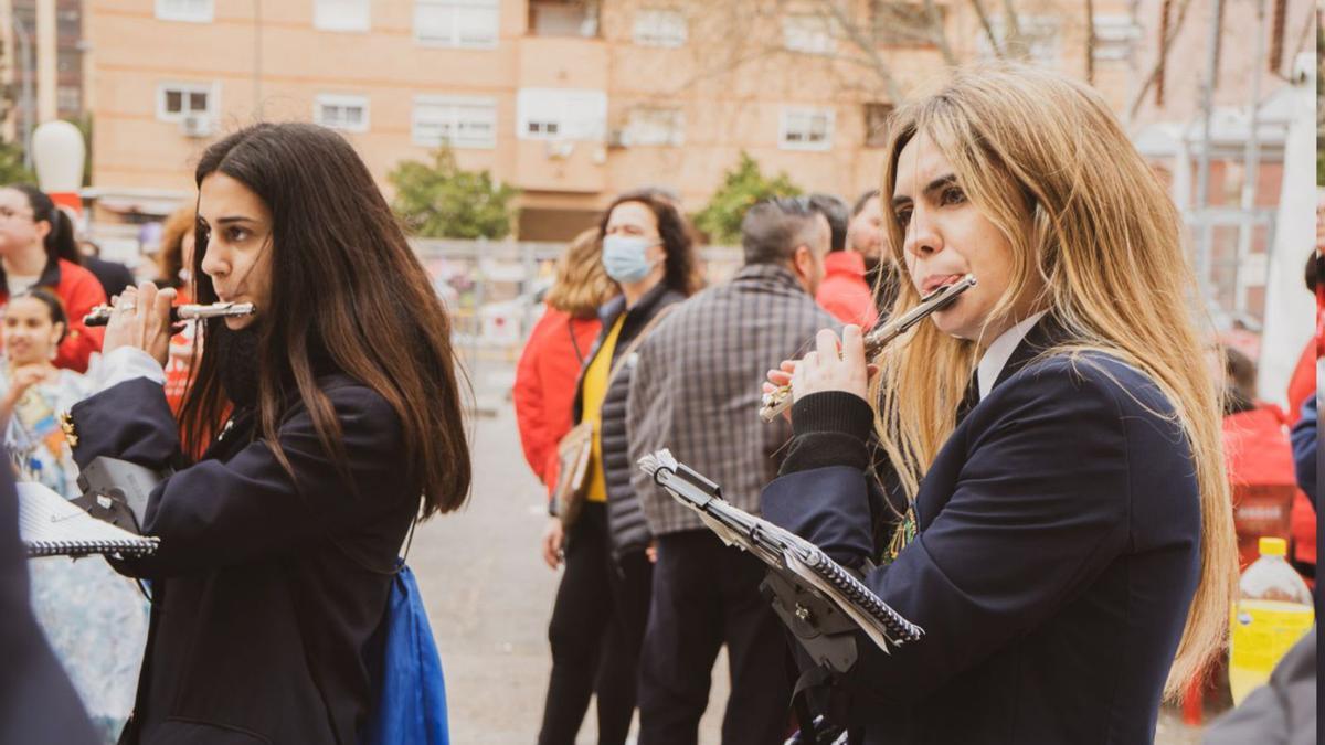 Un acte de les Falles
amb una banda de
música.  l-emv