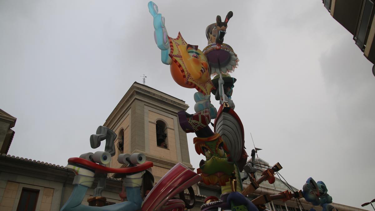 Las mejores imágenes de la &#039;plantà&#039; de las fallas en Burriana