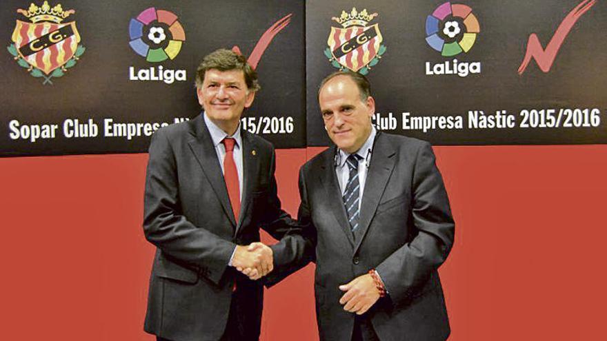 Javier Tebas, a la derecha, saluda al presidente del Gimnàstic de Tarragona, José María Andreu.