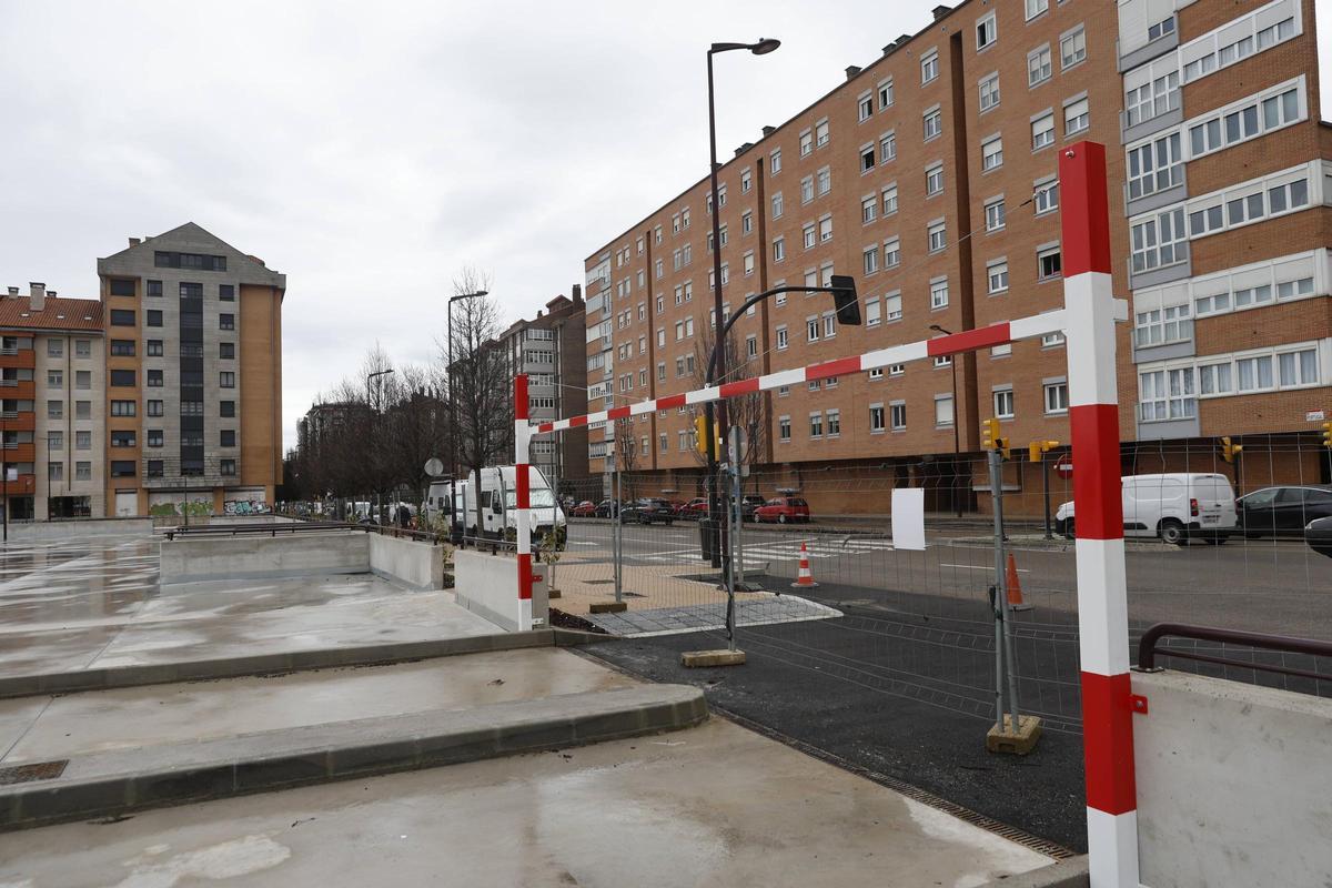 Gálibo a la entrada del aparcamiento de la avenida de Portugal, ayer.