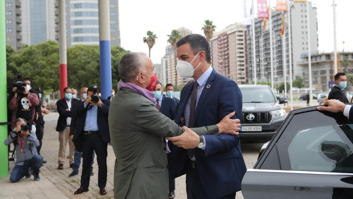 El presidente del Gobierno, Pedro Sánchez, junto con el secretario general de UGT, Pepe Álvarez, en una imagen de archivo en Valencia.