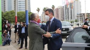 El presidente del Gobierno, Pedro Sánchez, junto con el secretario general de UGT, Pepe Álvarez, en una imagen de archivo en Valencia.