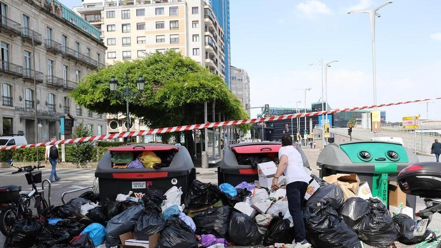 Toda la maquinaria en la calle para recoger la basura de Vigo en tiempo récord