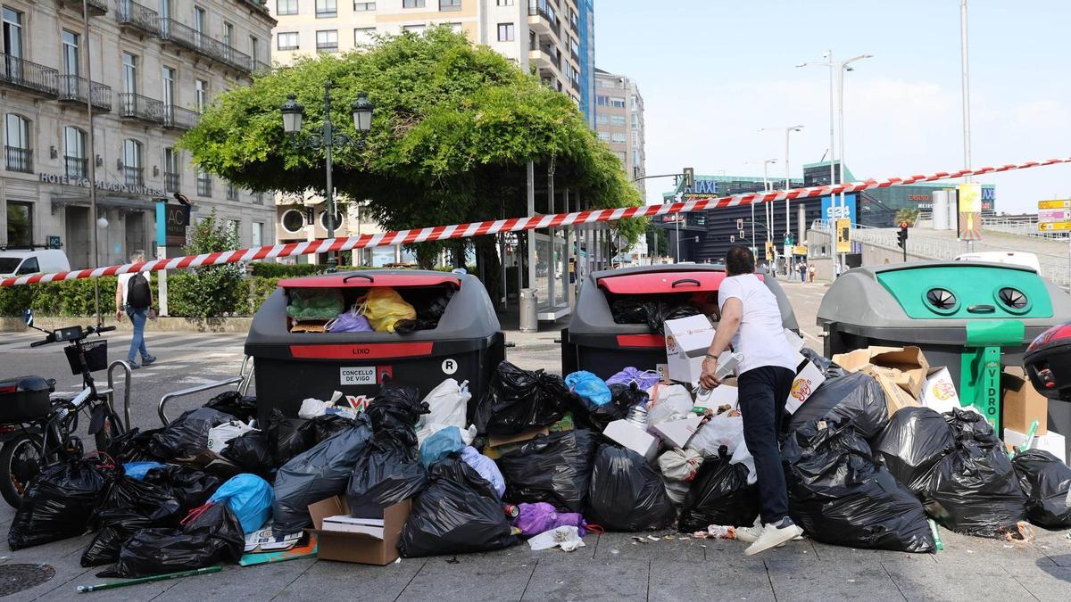 Las bolsas y desperdicios se acumularon en Vigo por la huelga de basura