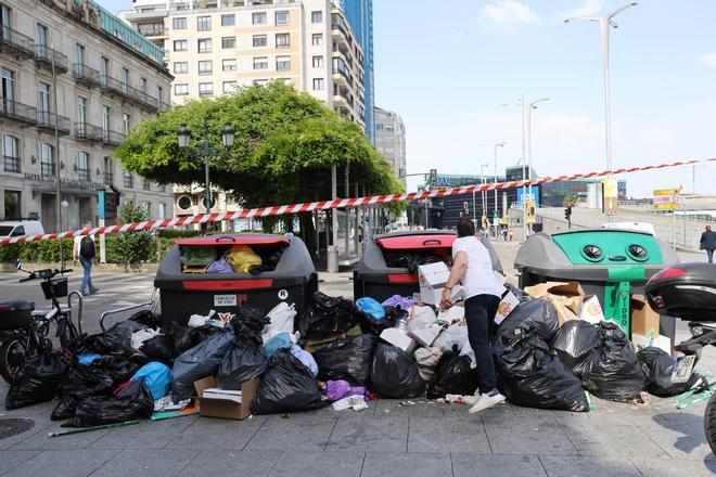 Las bolsas y desperdicios se acumulan en Vigo por la huelga de basura