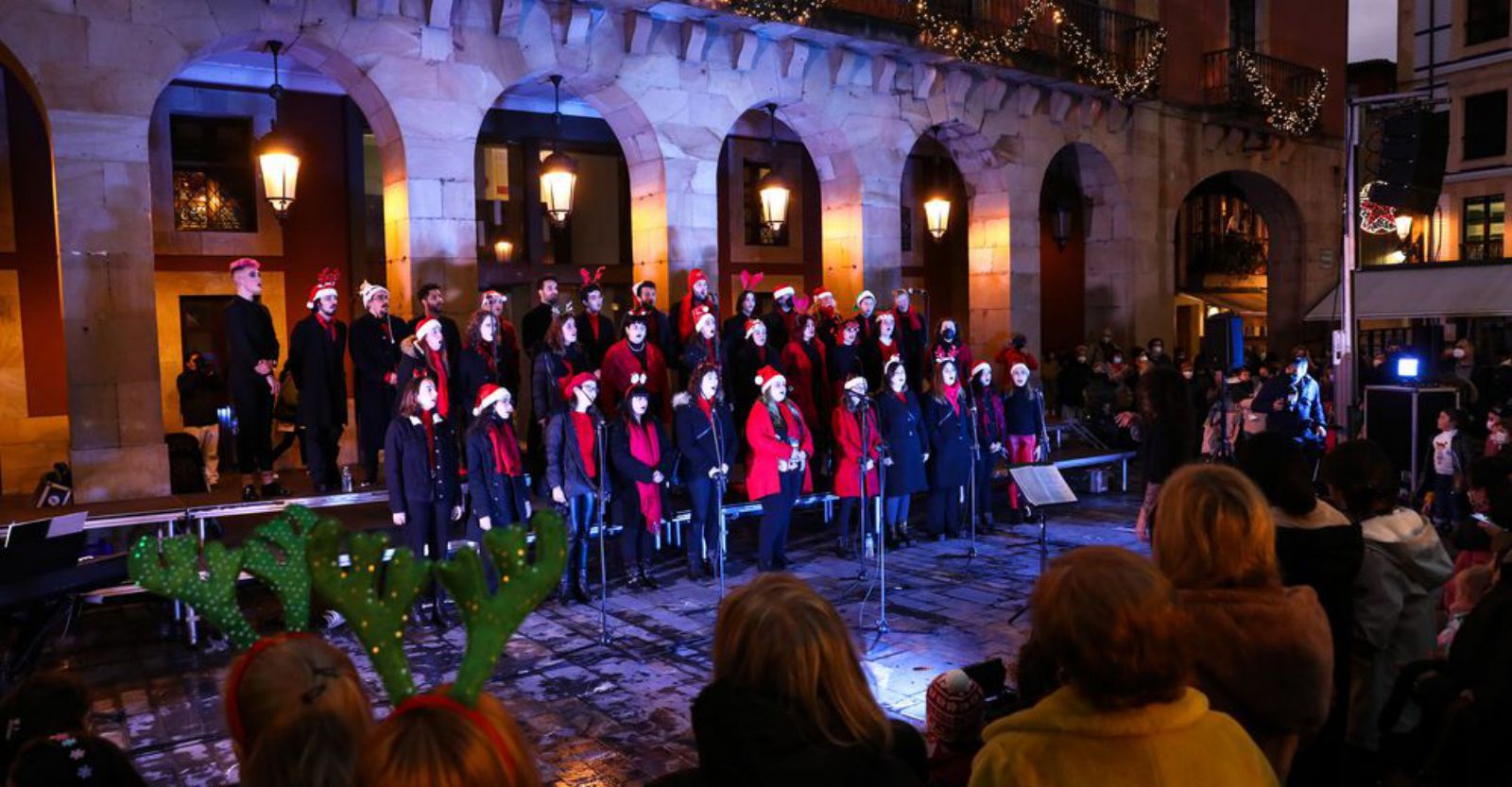 El Coro Joven de Gijón, durante su actuación en la plaza. | Juan Plaza
