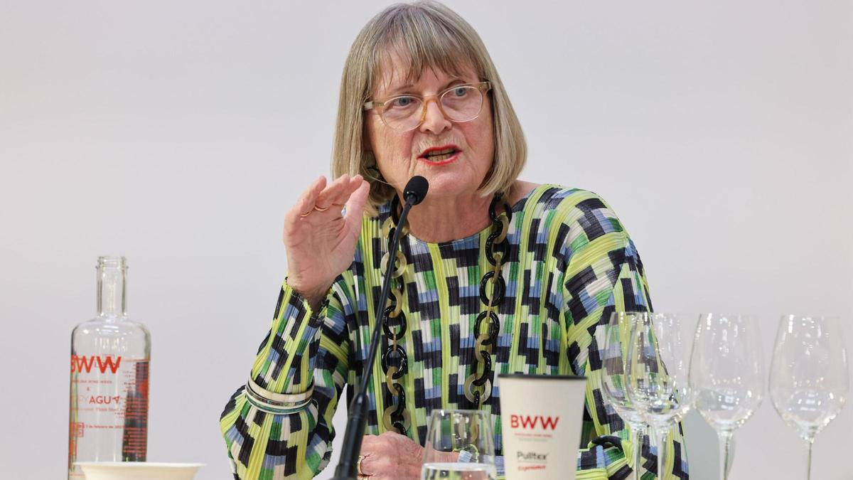 Jancis Robinson, durante la cata comentada en la Barcelona Wine Week 2026 de algunos de los vinos españoles que han marcado tendencia en las últimas décadas.