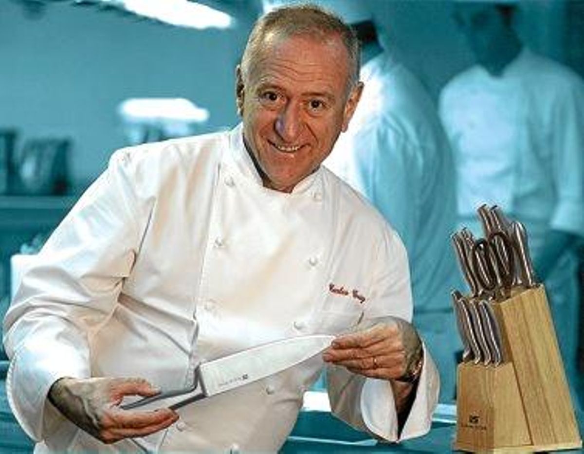Carles Gaig, amb la seva col·lecció de ganivets de cuina d’acer inoxidable. Carles Gaig, amb la seva col·lecció de ganivets de cuina d’acer inoxidable.