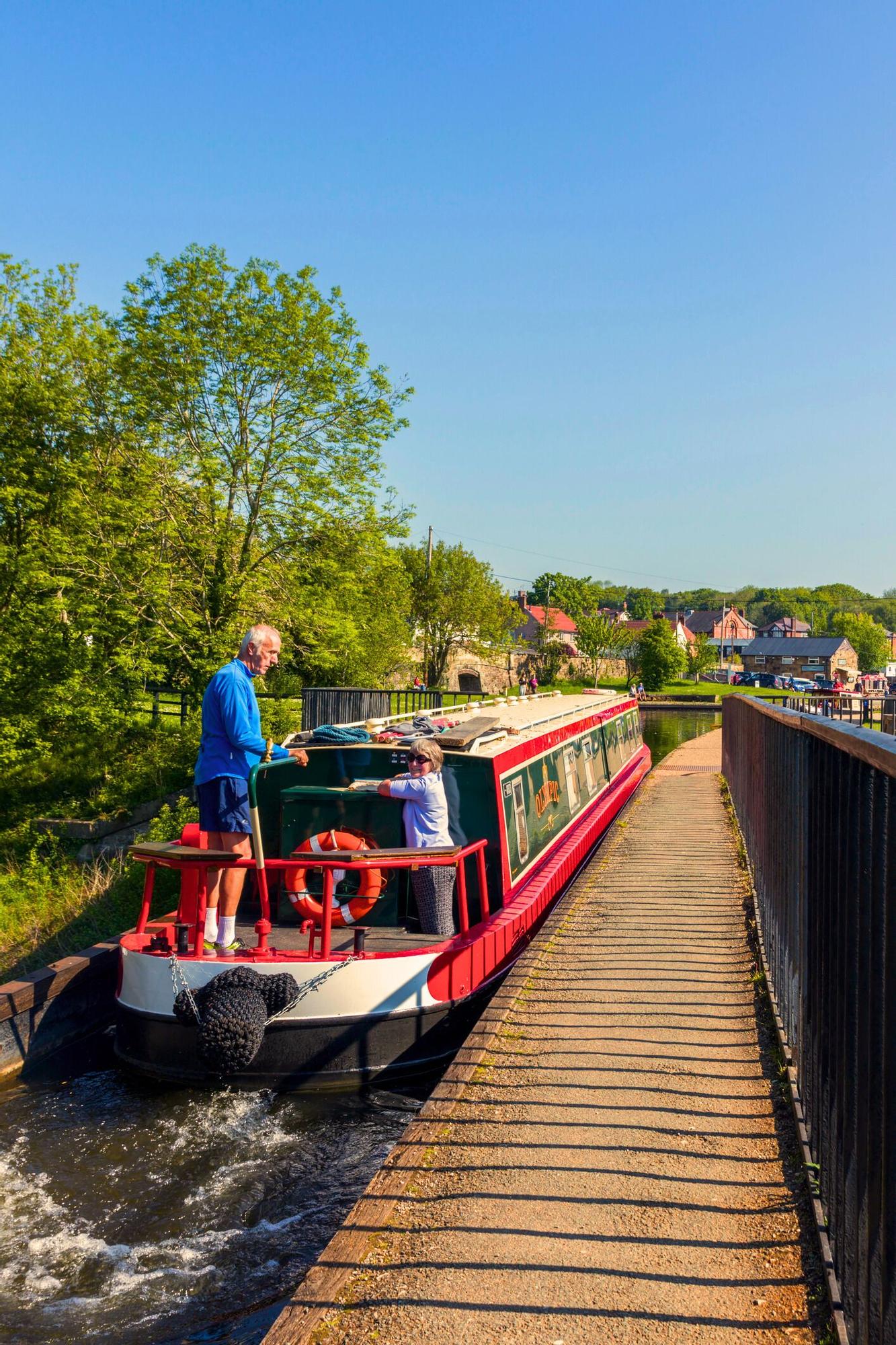 Una de las barcas de Pntcysyllte Aqueduct Llangollen, en Gales