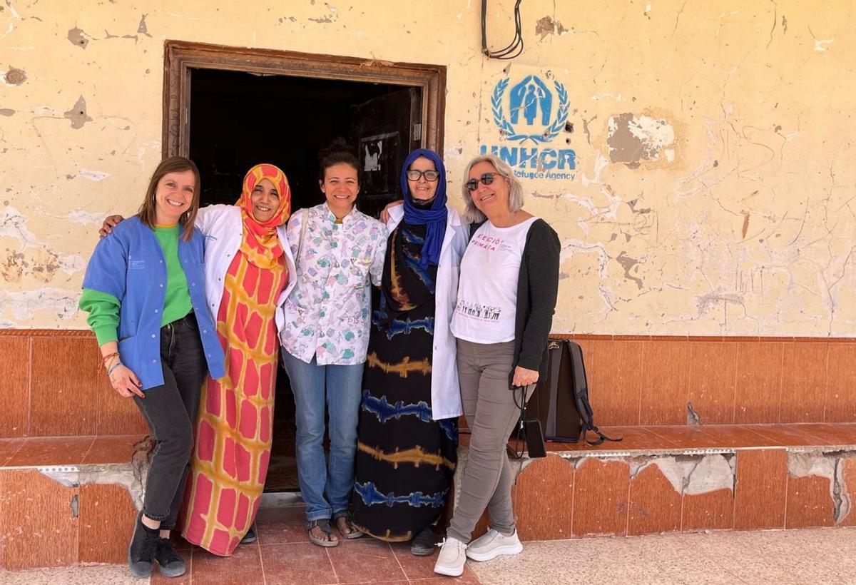 Warda Said (segunda por la izquierda) y Clara Vidal (primera por la derecha), en un dispensario de El Aaiún con más sanitarias.