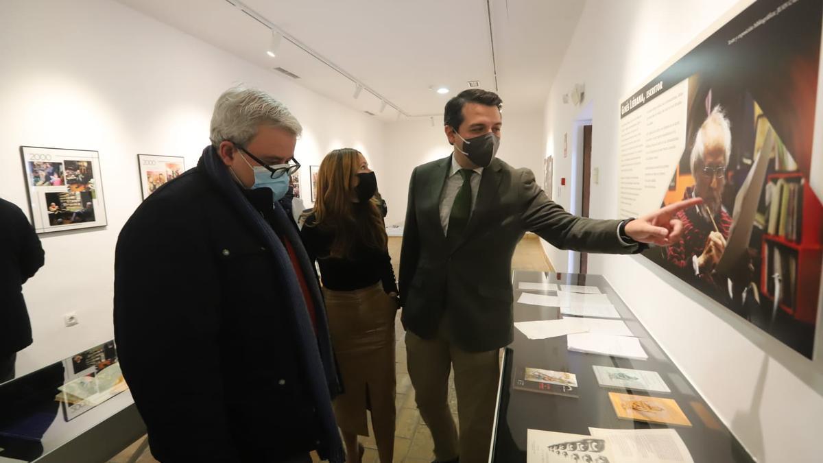 Félix Ruiz Cardado, Marian Aguilar y José María Bellido, tras la inauguración de la exposición.