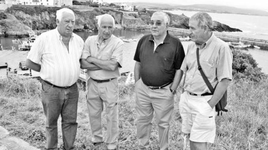 Por la izquierda, José Manuel Rodríguez, Pepe Méndez, Isidro Mon y Paco Méndez, posando con el puerto de Tapia tras ellos.