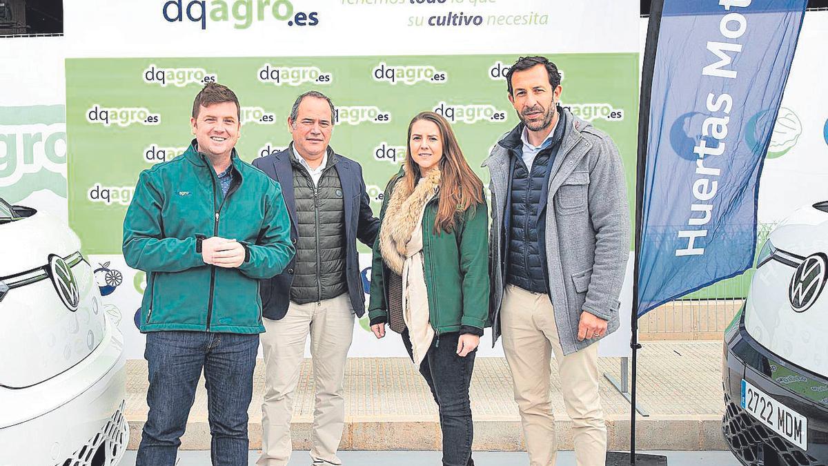 De izquierda a derecha:  Ignacio Delgado, CEO Grupo DQAGRO;  Pedro José Lorca, Responsable de Volkswagen for Business (V4B) de Huertas Motor Cartagena; Sofía Delgado, Responsable de Sostenibilidad DQAGRO; y Álvaro Robredo, KAM de Flotas de Volkswagen España