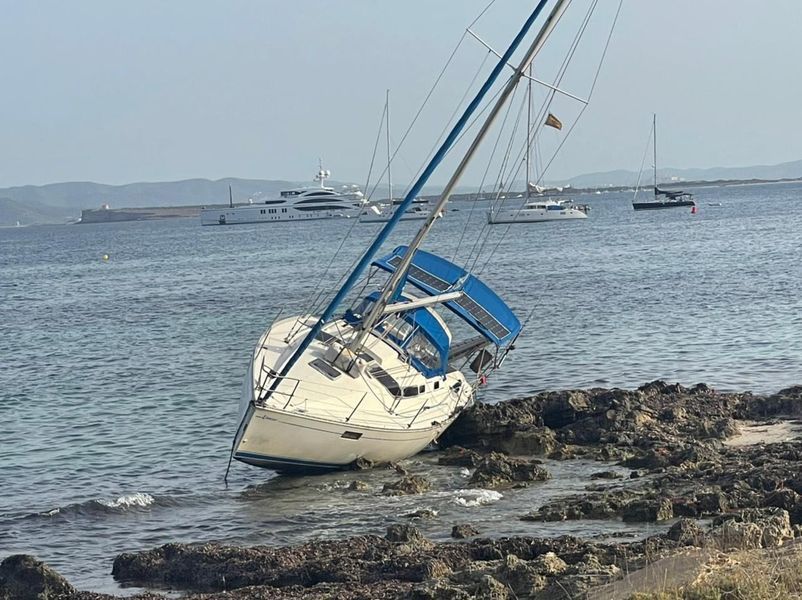 Intensa jornada con barcos varados, hundidos y árboles caídos por el viento en Ibiza y Formentera