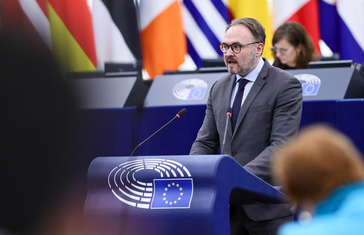 El comisario europeo de Energía y Vivienda, Dan Jørgensen, interviene durante un debate sobre la “crisis de la vivienda en la Unión Europea con el objetivo de proponer soluciones para una vivienda digna, sostenible y asequible” en el Parlamento Europeo en Estrasburgo, Francia, el 10 de marzo de 2026.