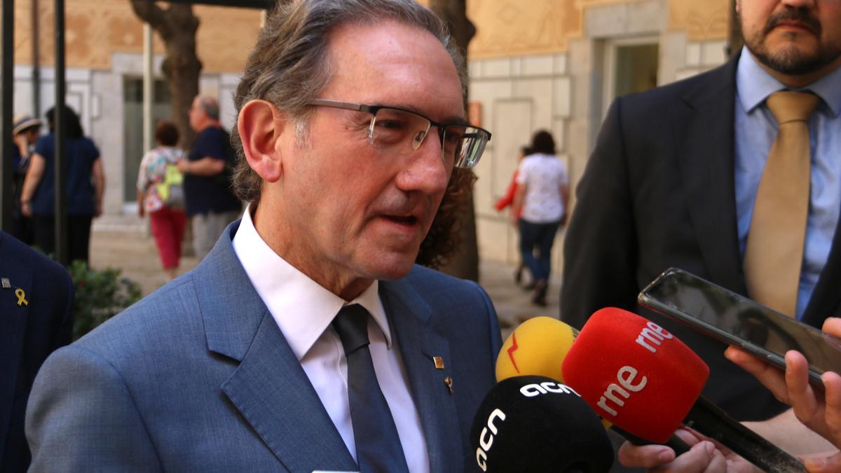 El conseller d&#039;Economia, Jaume Giró, atent als mitjans de comunicació en el pati de les Magnòlies de la Delegació del Govern a Girona