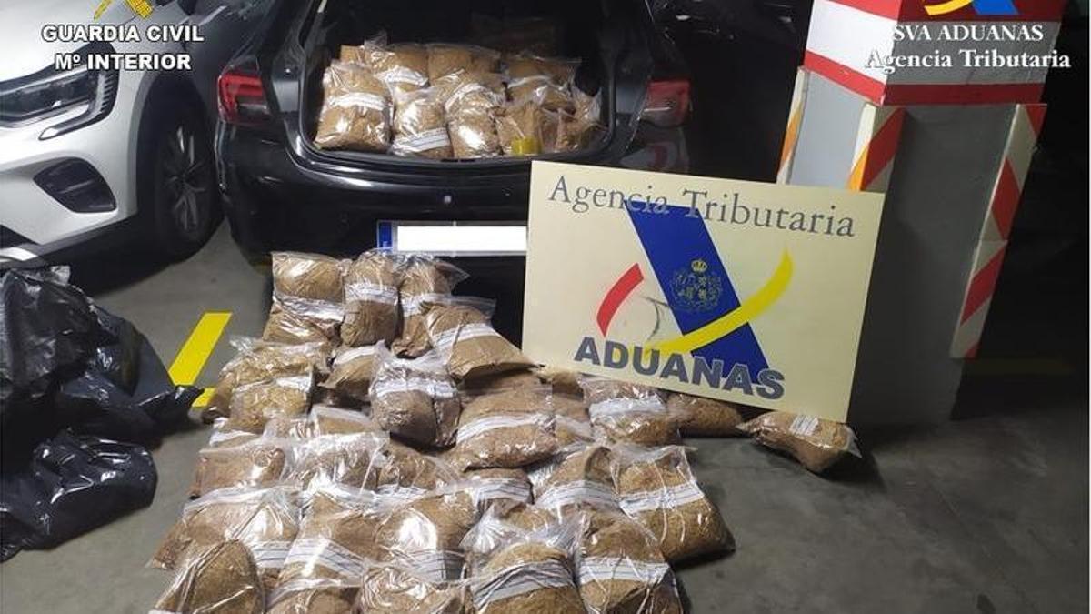 Los 100 kilos de picadura de tabaco y el vehículo en el que lo transportaban los dos detenidos.