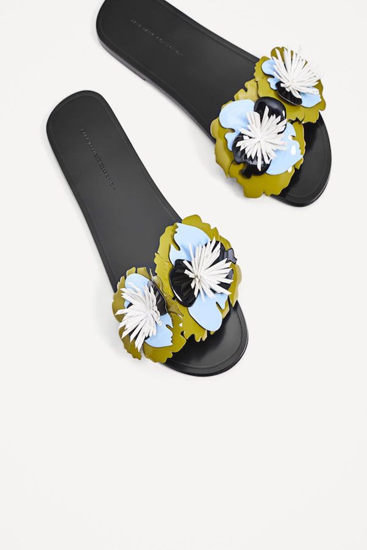 Con planos y a lo loco: chanclas con flores, de Zara