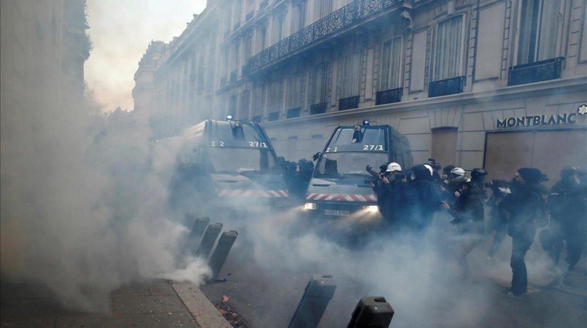 zentauroepp46177817 journalists work as tear gas floats in the air around french181208110814