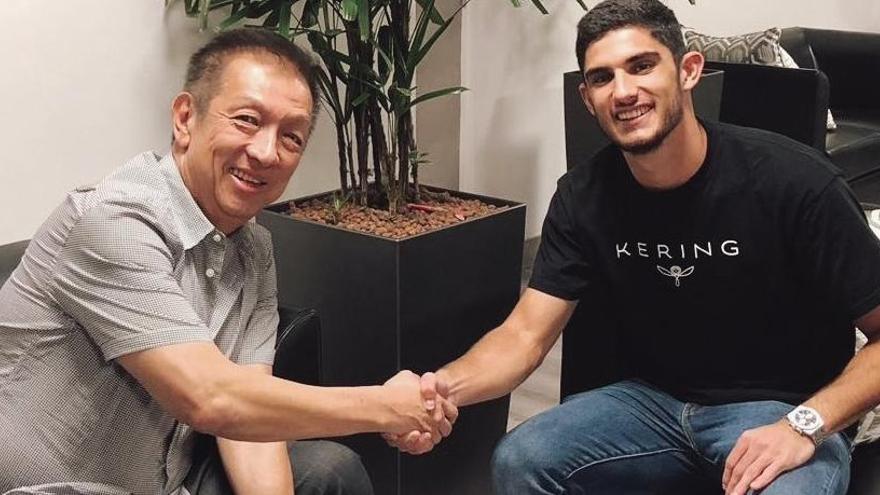 Gonçalo Guedes, junto a Peter Lim.