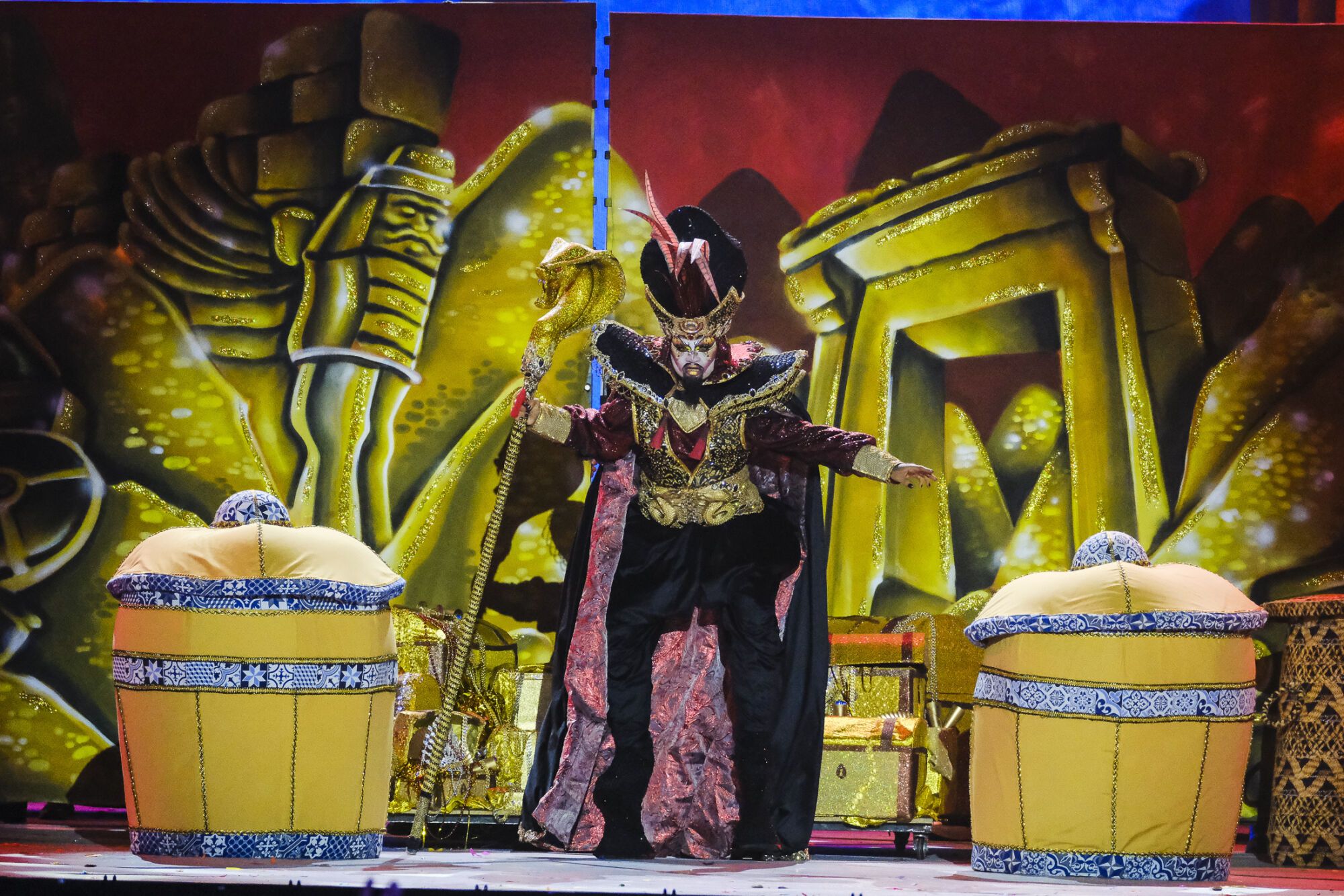 Número 2. Drag Hefesto (Yeremi González Hernández) Con el patrocinio de Ángel Díaz Tattoo y un diseño de Néstor Santana presenta el espectáculo ¡Uf! ¡Qué mal genio, guapa!