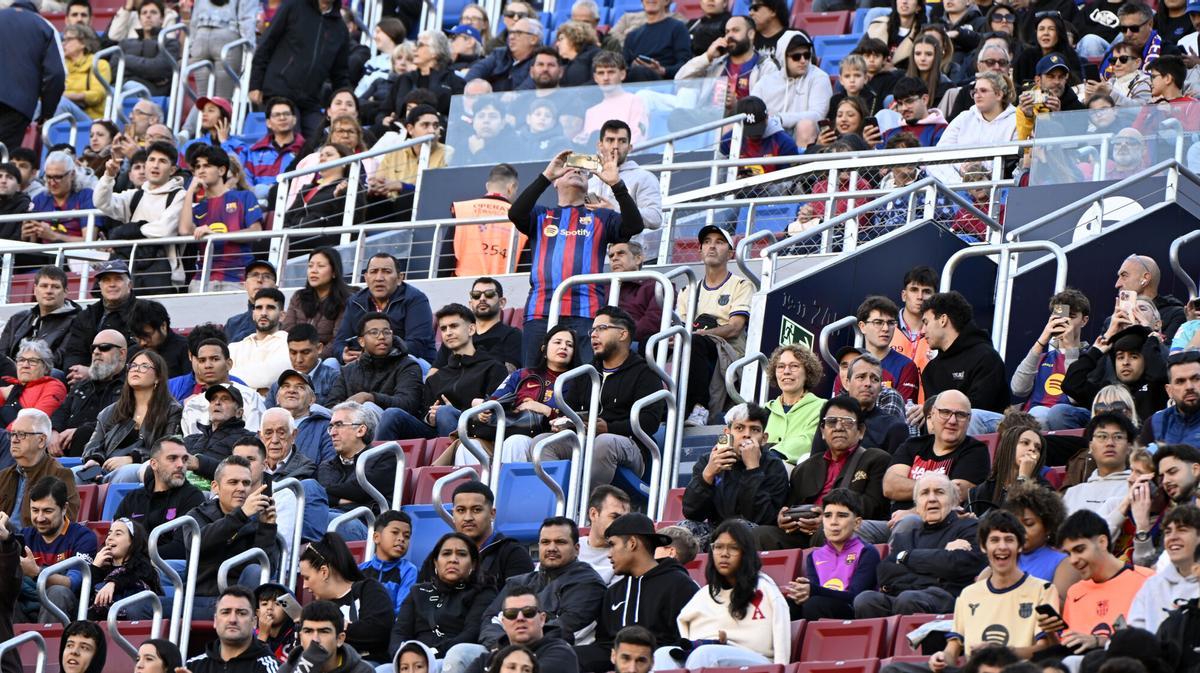 Barcelona. 07.11.2025.  Deportes.  Entrenamiento de los jugadores del Barça en el Spotify Camp Nou en el primer test con asistencia de público en el estadio. Fotografía de Jordi Cotrina