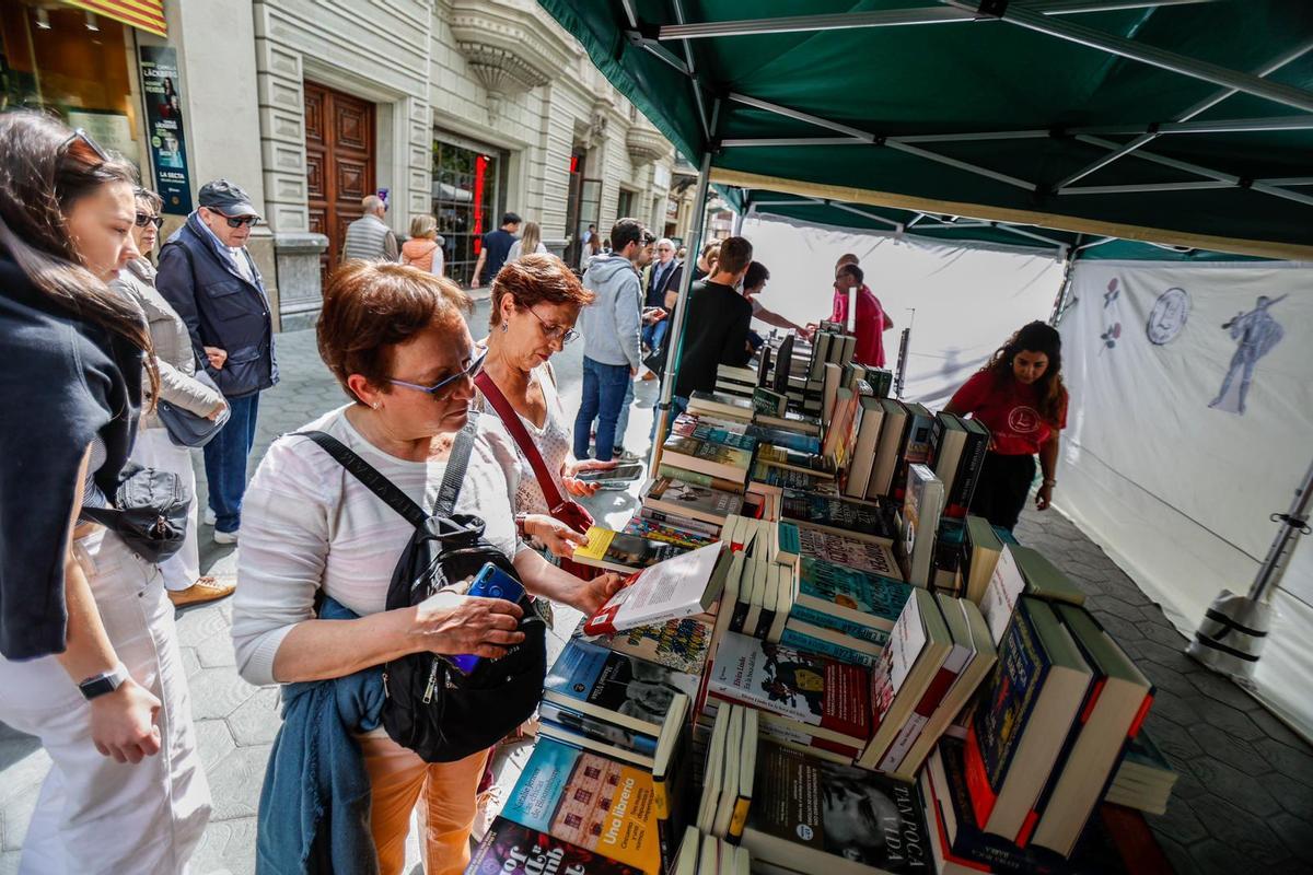 Puestos de venta de libros y rosas en el paseo de Gràcia de Barcelona