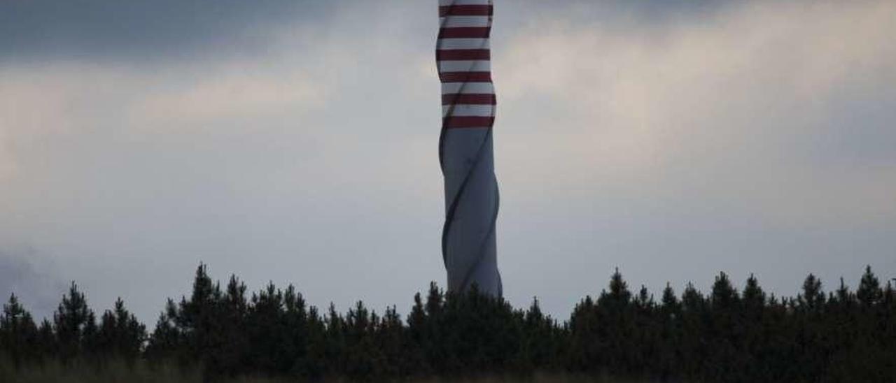 Una chimenea de la planta de Asturiana de Zinc en San Juan de Nieva, vista desde el litoral.