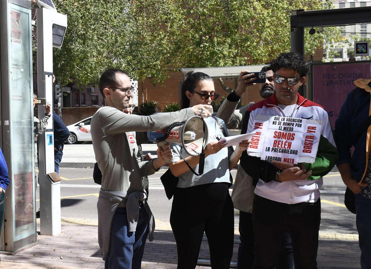 Un momento de la concentración, a las puertas de la Consejería de Política Social, que realizaron los educadores sociales este viernes día 14.