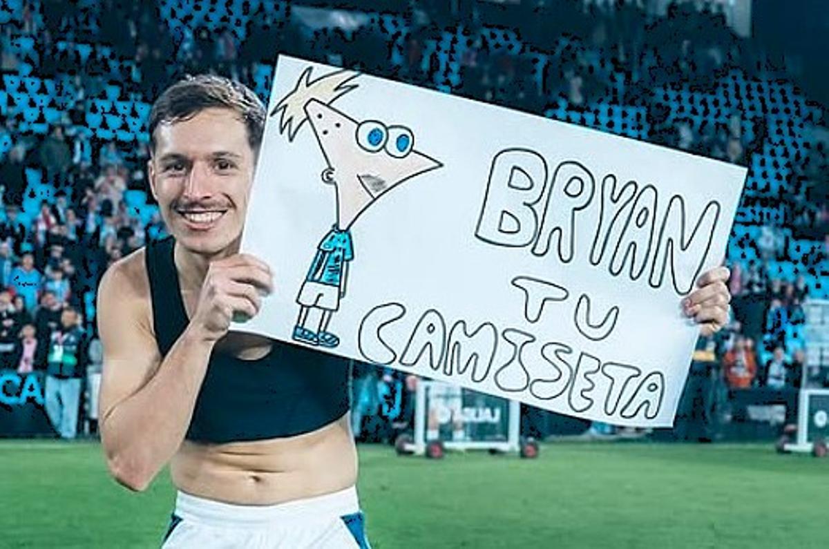 Bryan Zaragoza posa con el cartel que un aficionado le regaló a cambio de su camiseta, y en el que el jugador sale dibujado como Phineas.