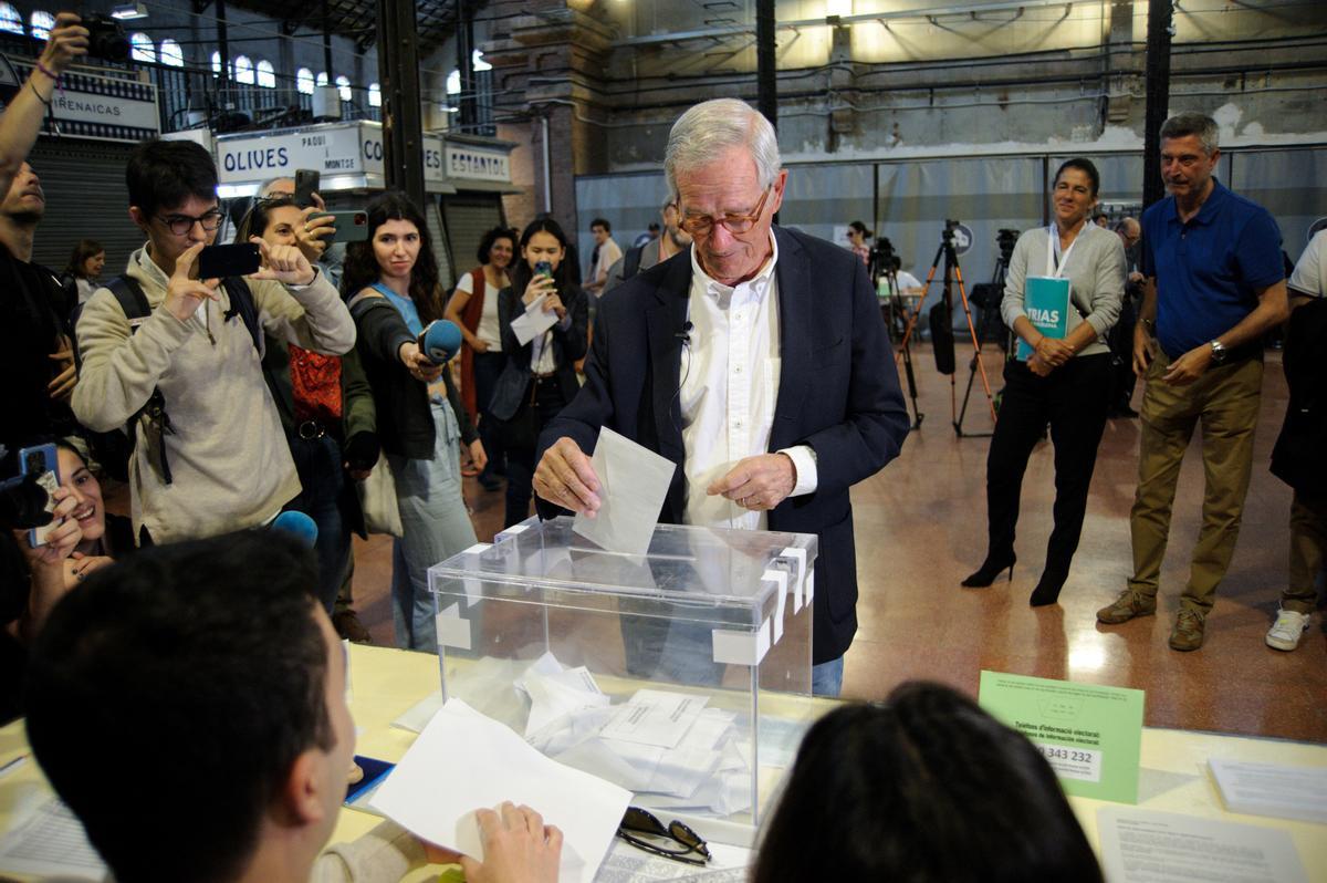El candidato de Junts a la alcaldía de Barcelona, Xavier Trias, vota en el Mercat Galvany de Barcelona