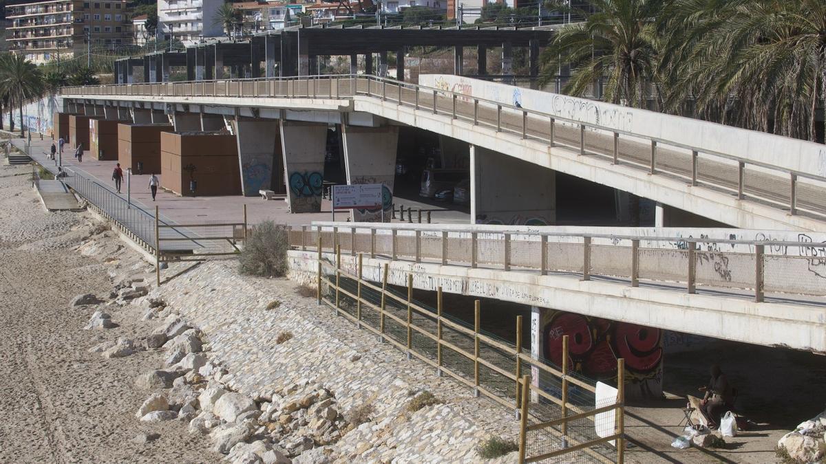 Plataforma en la playa del Miracle de Tarragona.