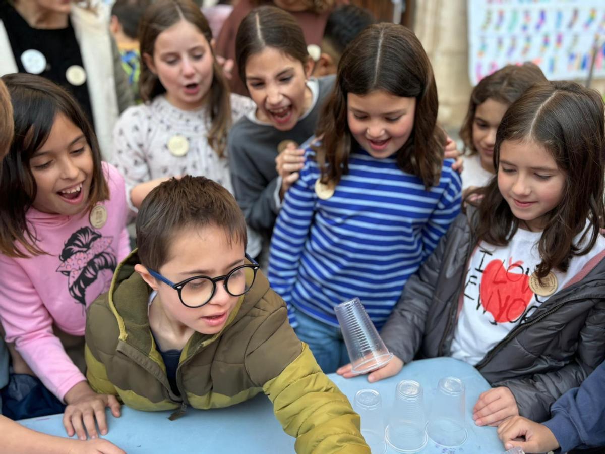 Martí, con los compañeros del colegio Cervantes, en las actividades organizadas esta mañana.