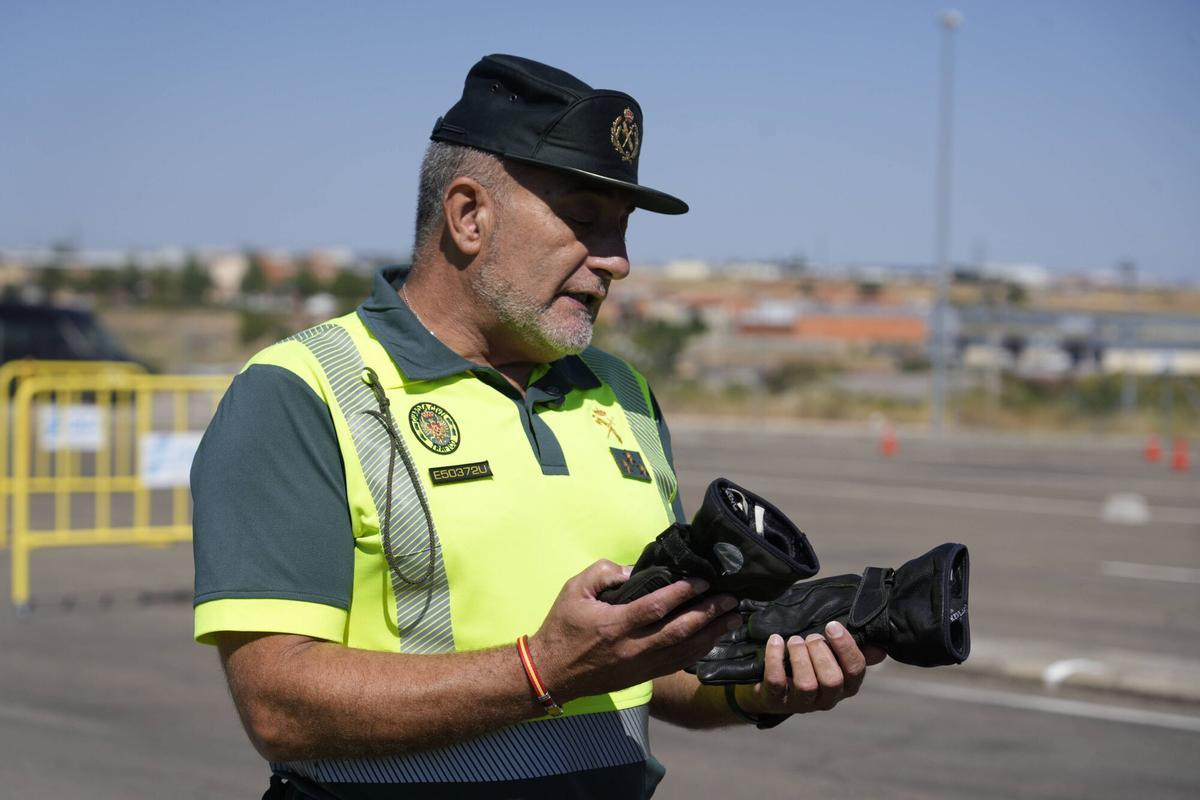 Consejos conducción y vestimenta coches y motos por la guardia civil