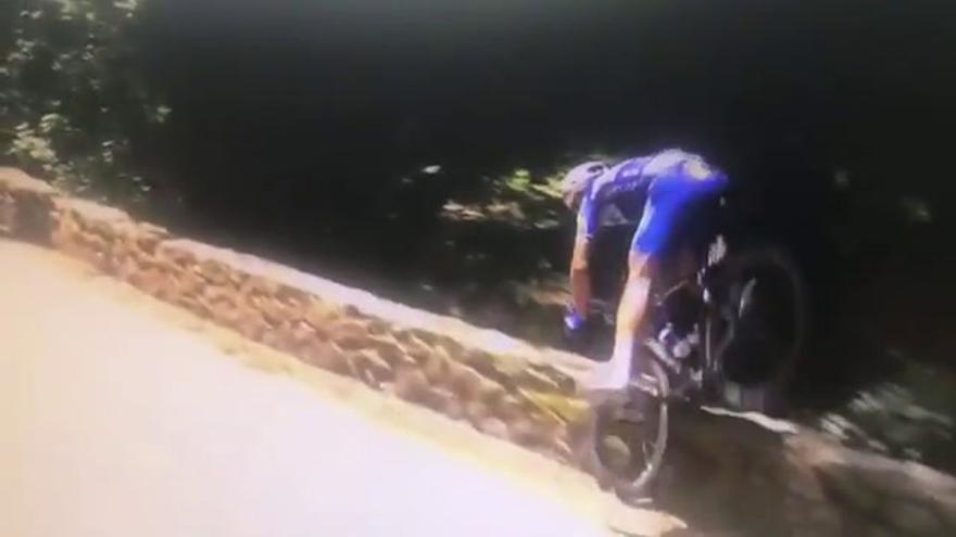 Así ha sido la caída por un barranco del ciclista Philippe Gilbert
