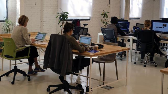 Jóvenes trabajando en las oficinas de una ’start-up’ de Barcelona