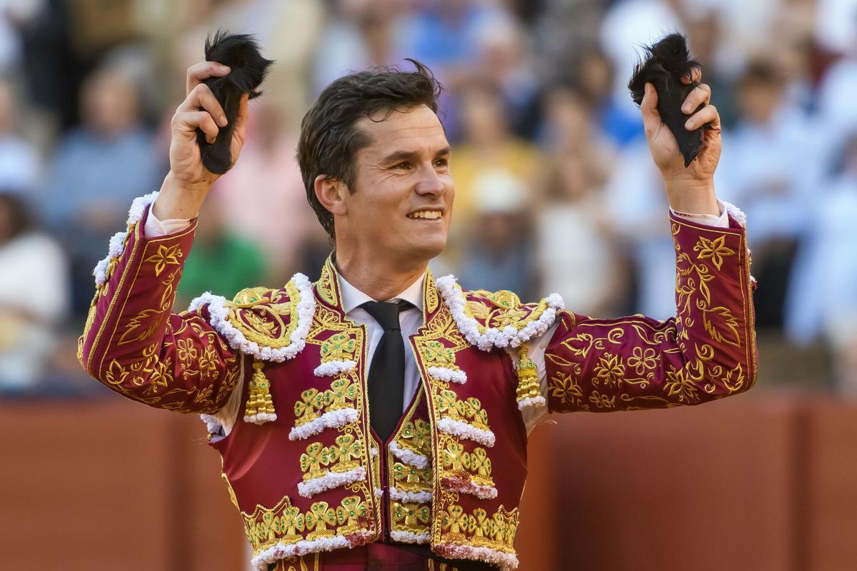 El diestro Daniel Luque pasea las dos orejas que ha cortado a su segundo toro, este jueves en la Real Maestranza de Sevilla.