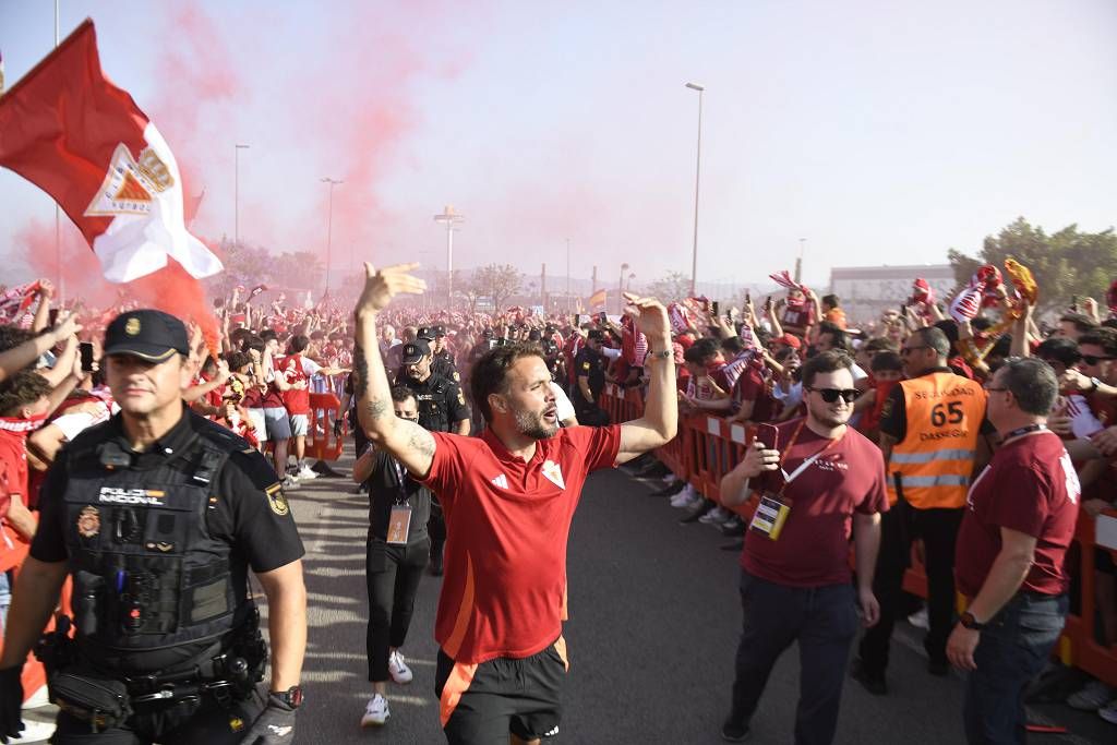 Recibimiento de la afición al Real Murcia antes del partido ante el Nástic